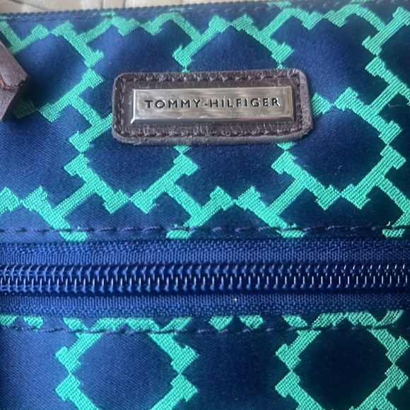 TOMMY HILFIGER   PURSE NAVY & TEAL GEOMETRIC DESIGN - Picture 4 of 6
